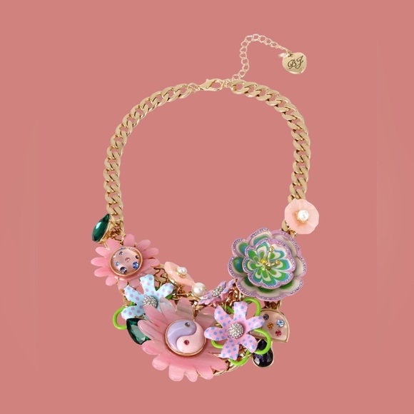 New BETSEY JOHNSON ENCHANTED DRAMA STATEMENT NECKLACE PASTEL MULTI - Picture 10 of 16